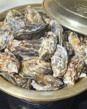 Tabakta taze istiridye