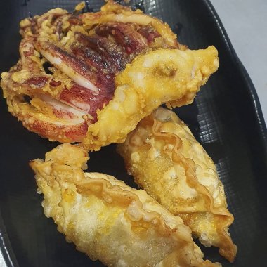 Kızarmış mürekkep balığı ve karides.