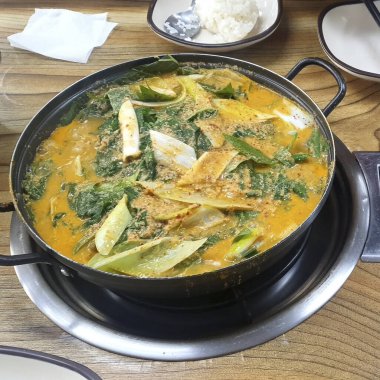 Lezzetli kızarmış yumurta ve tavada köri.