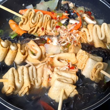 thai noodle with pork and vegetables