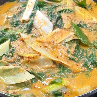 Körili Tayland usulü fesleğen.