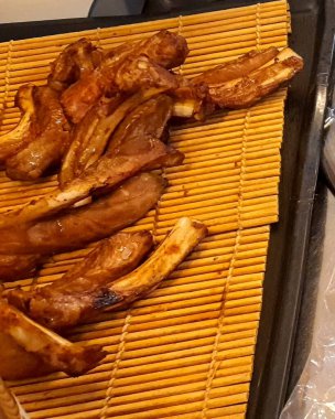 Kızarmış tavuk bacağı ve bıçak.