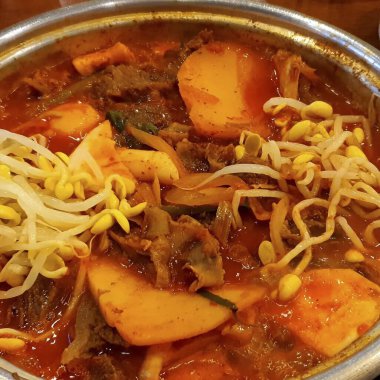 Kore yemeği, sebze ve baharatlı baharatlı çorba.