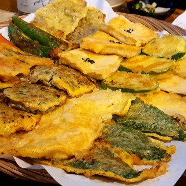 Lezzetli Asya yemeklerinin yakın görüntüsü