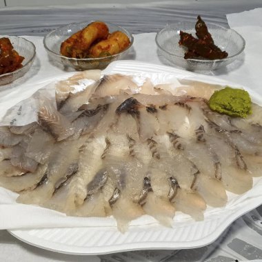 Masadaki balık ve deniz ürünleri.