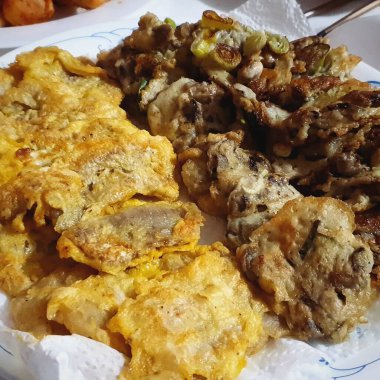 Sebzeli sahanda yumurta.