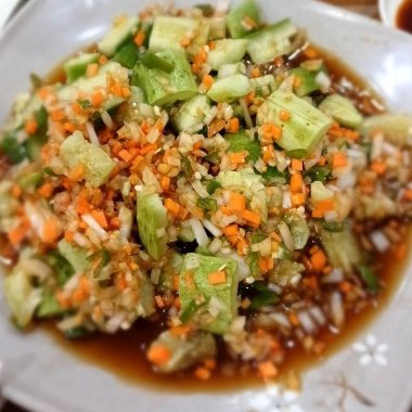 Kızarmış pirinç ve sebze ve baharat karıştırın.