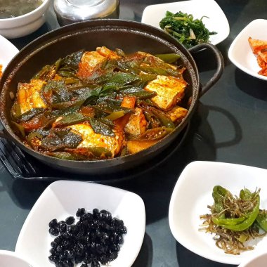 Lezzetli Asya yemeklerinin yakın görüntüsü