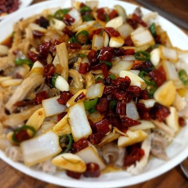 Soslu kızarmış domuz ve sebze.