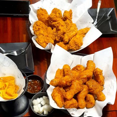 Bir kasede kızarmış tavuk ve patates.