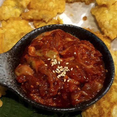 Sebze ve soslu kızarmış balık.