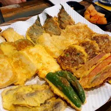 Tavada sebzeli kızarmış balık