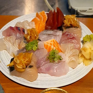 Japon yemeği, suşi, somon, ton balığı, ton balığı, balık, ton balığı, somon balığı, balık ve sebze.