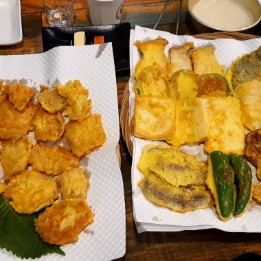 Kızarmış tavuk, kızarmış yumurta, kızarmış patates ve sebze.