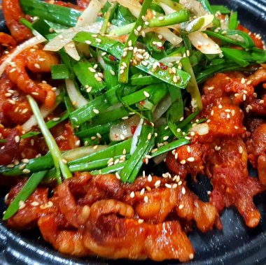 Kızarmış tavuk pilav ve salata ile