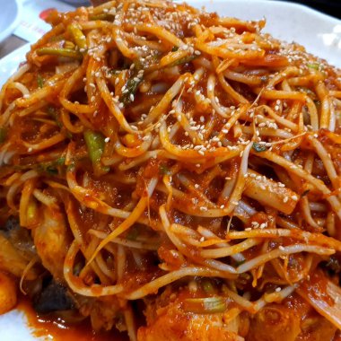 Tabaktaki Çin yemeklerini kapatın.