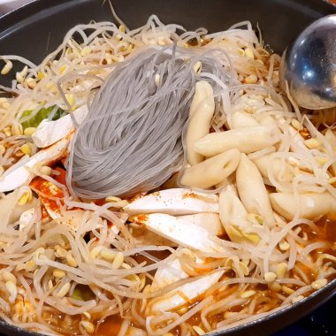 Tavuklu Tayland eriştesi..