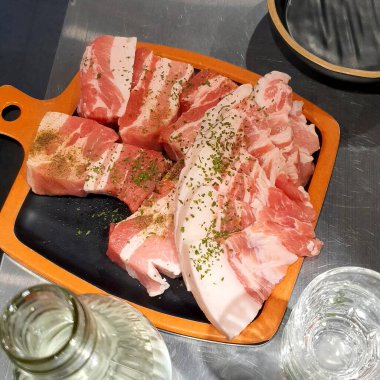 Çiğ tavuk ve sebze ve baharat.