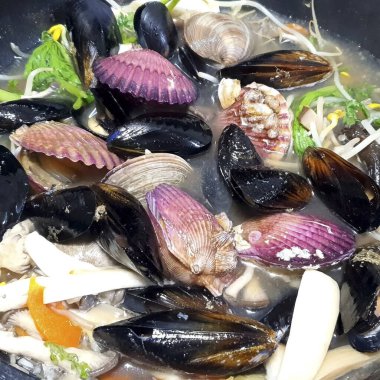 Sebzeli taze deniz ürünleri.