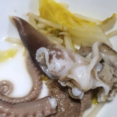 Ahtapot maydanoz ve limon ile