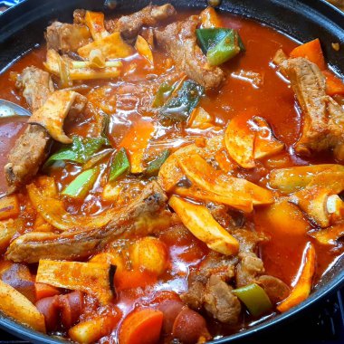 Biftek yahnisinin mutfak fotoğrafı.