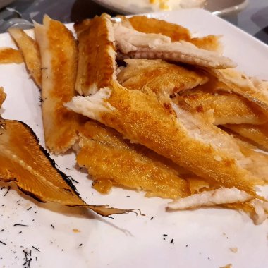 Limon ve soslu kızarmış balık.