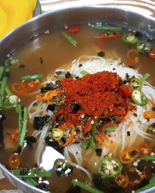 Tayland baharatlı erişte ve deniz ürünleri.