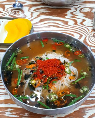 Tavuk ve sebzeli erişte.