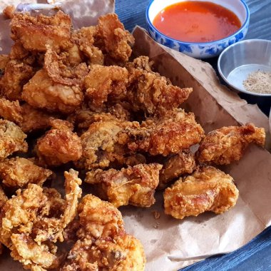 Sebze ve soslu kızarmış tavuk kanadı.