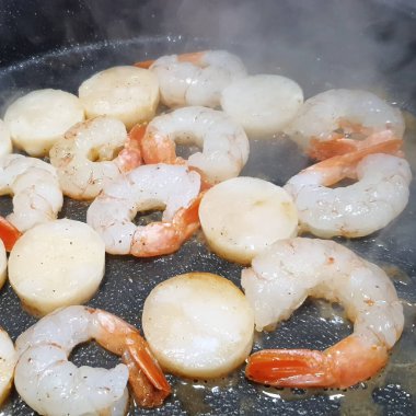 Kızarmış karides ve sarımsak.