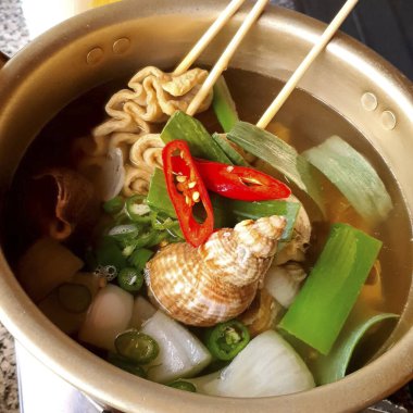 Lezzetli Asya yemeklerinin yakın görüntüsü