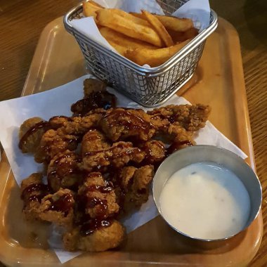 Beyaz tabakta soslu tavuk kanadı