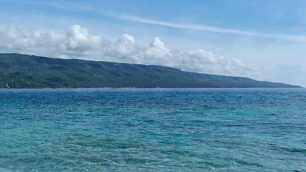 Mavi su ve gökyüzündeki bulutlar