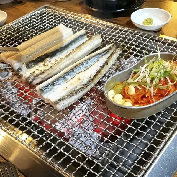 Mutfakta bıçaklı bir balığın yakın plan fotoğrafı.