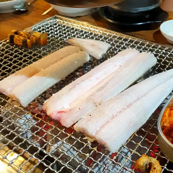 Izgarada balık ve sebze.