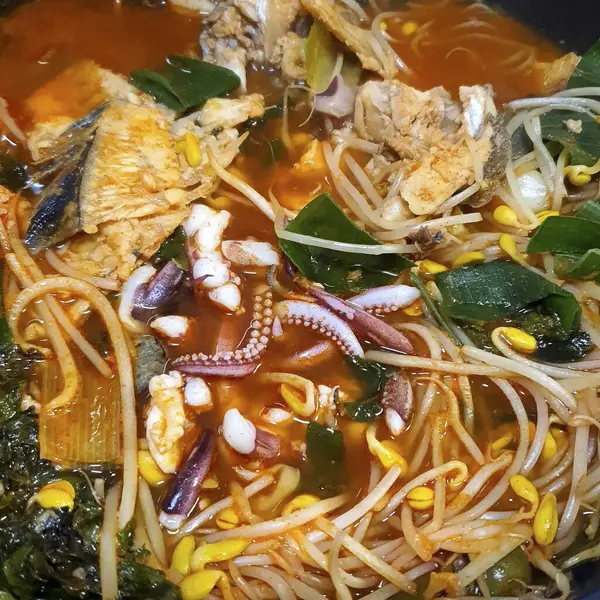 Karides ve sebze ile baharatlı erişte