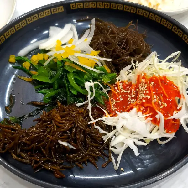 Kore yemeği, pirinç ve salata.