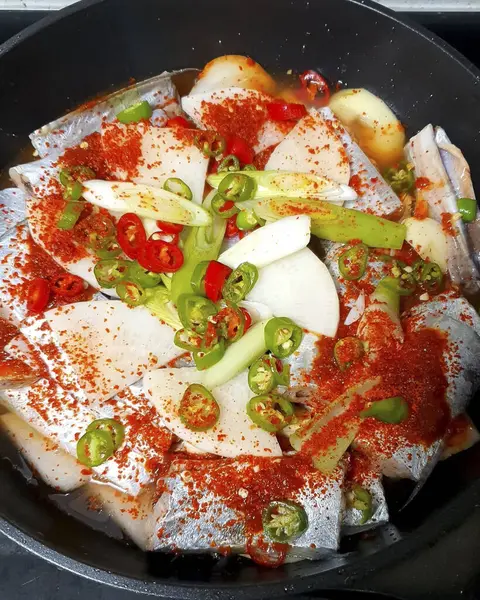 Kızarmış tavuğu sebze ve baharatla karıştır.