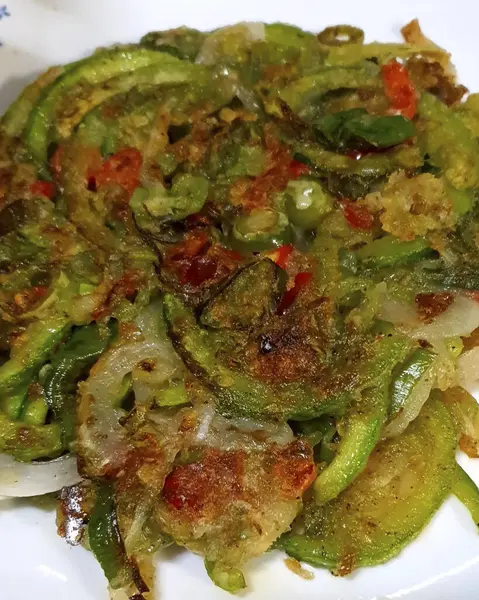 Kızarmış sebze ve sos