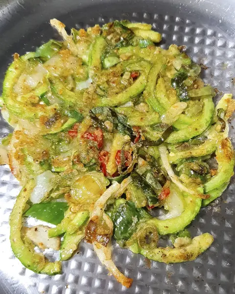 Kızarmış yeşil sebzeleri baharat ve sosla karıştırın.