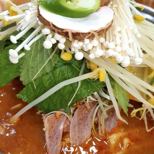 Etli ve sebzeli baharatlı şehriye, Tayland yemeği.