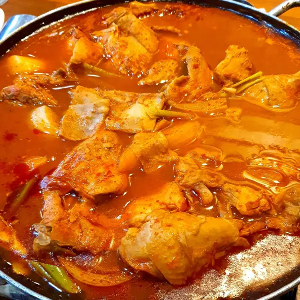 Patates ve sebzeli kızarmış tavuk.