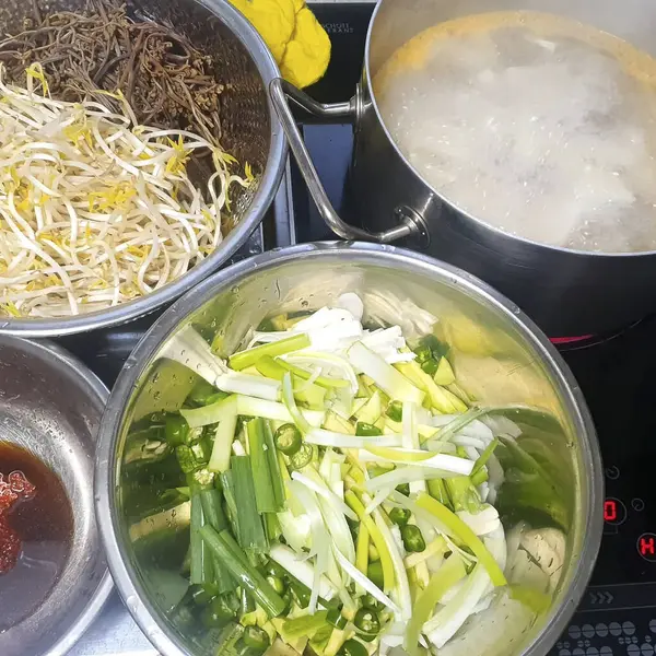 Sebzeli bir kase pirincin yakın plan çekimi.