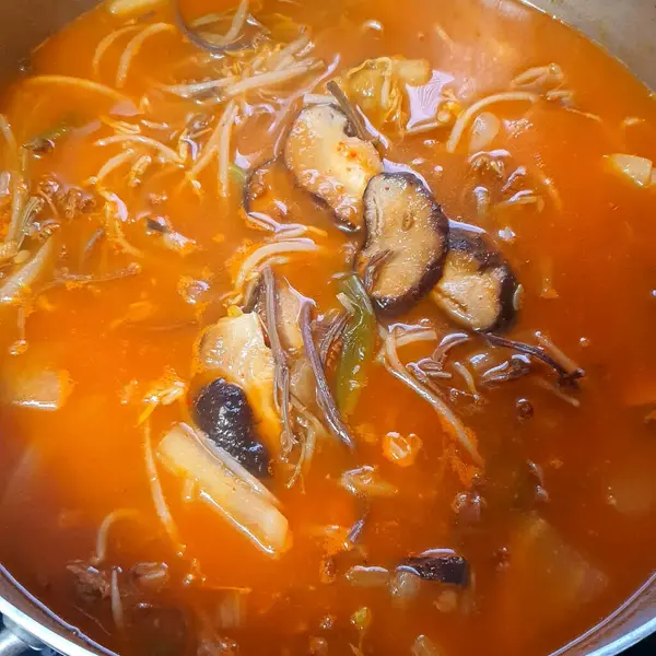 Mantarlı ve sebzeli kızarmış tavuk.