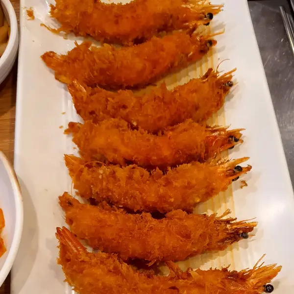 Sarımsaklı ve soslu kızarmış karides