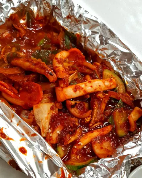 Kore yemeği, kızarmış domuz, sebze ve kimchi.