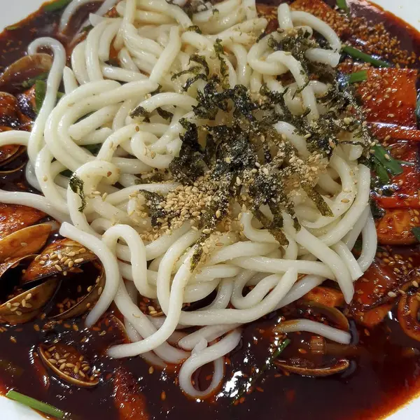 Deniz mahsullü erişte, yakın çekim.