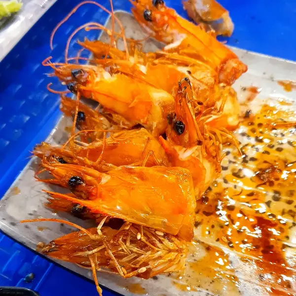 Tabakta taze karides