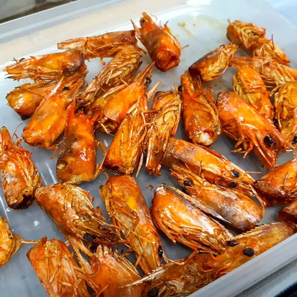 Tavada sarımsaklı kızarmış karides.