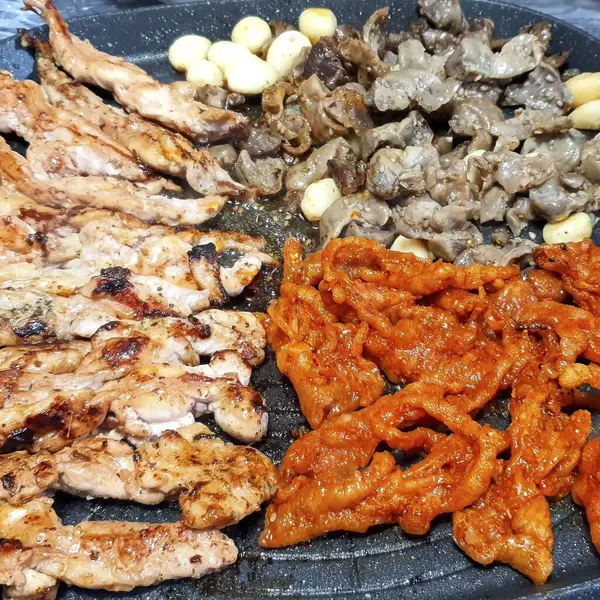 Sebzeli ve baharatlı kızarmış tavuk.